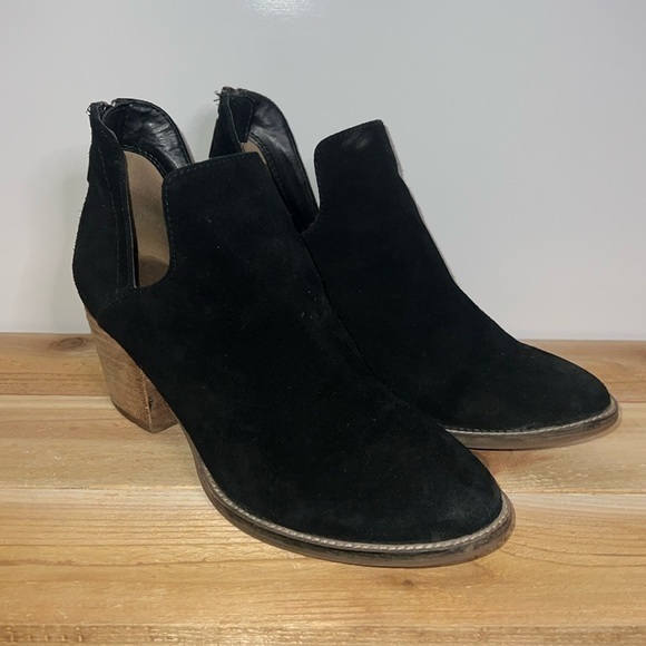 Blondo Waterproof Black Suede Ankle Boots - Picture 1 of 6